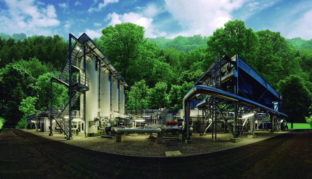Instalação industrial cercada por vegetação